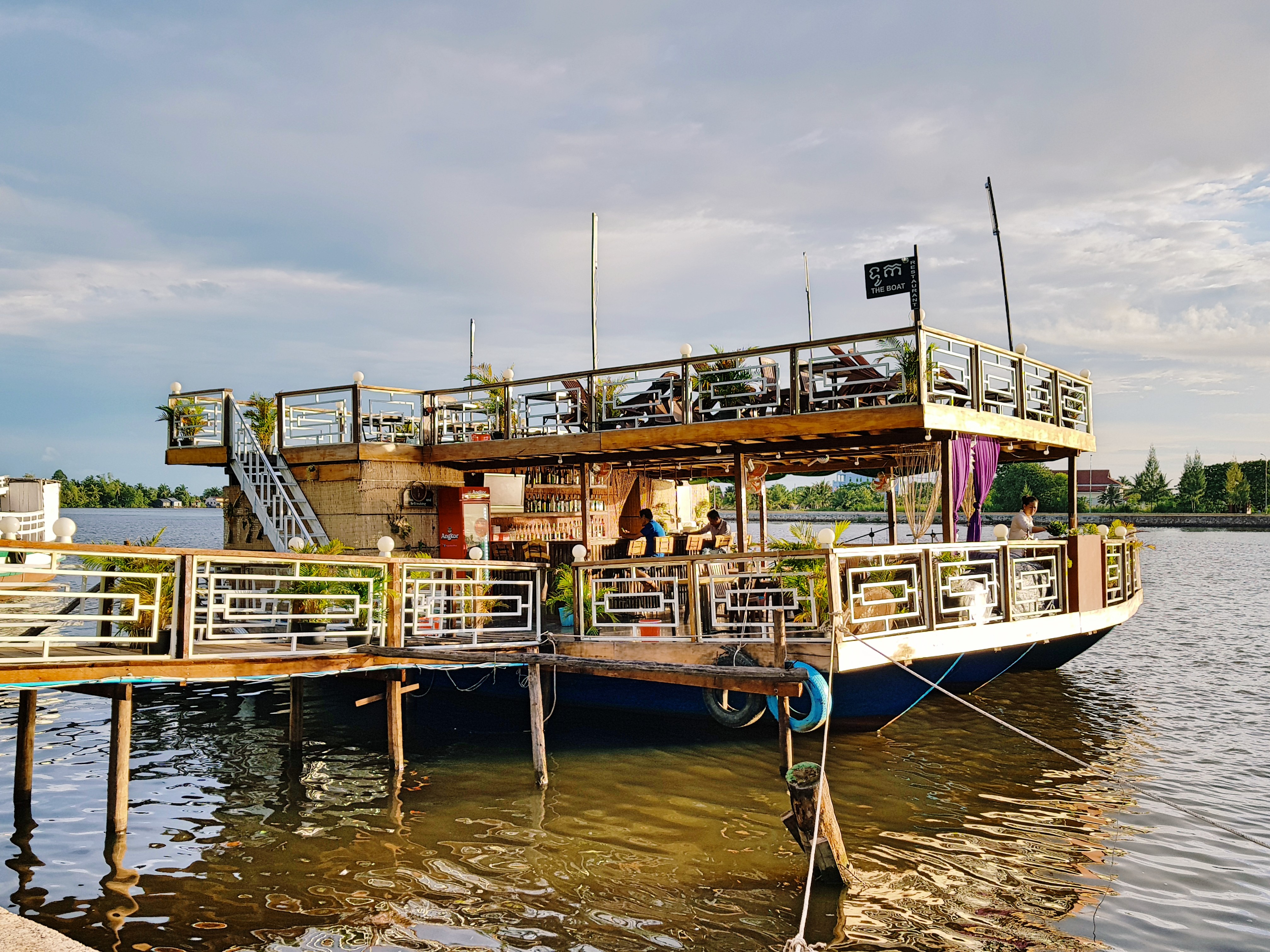 floating restaurant